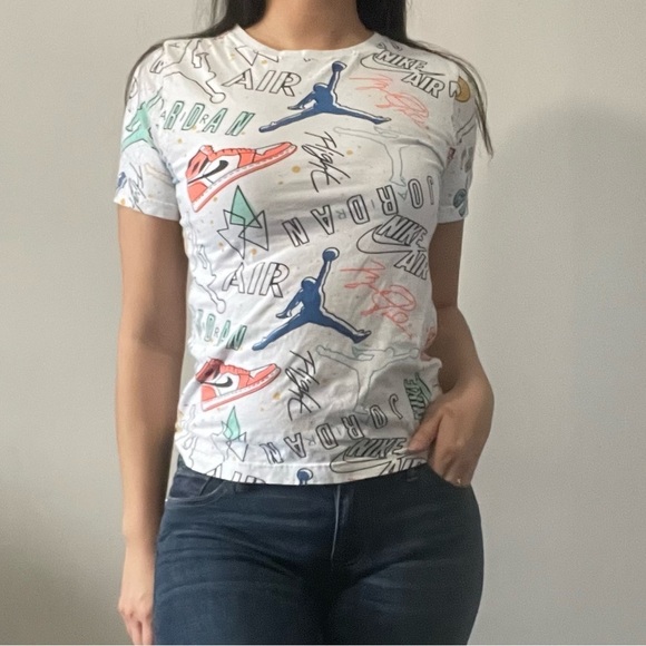 🌈 Jordan Logo White Tee  for the 90s Vibe! Boys Size LG🕹️ - Picture 1 of 10